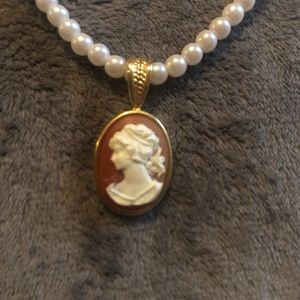 Pearl necklace with woman brooch pendant